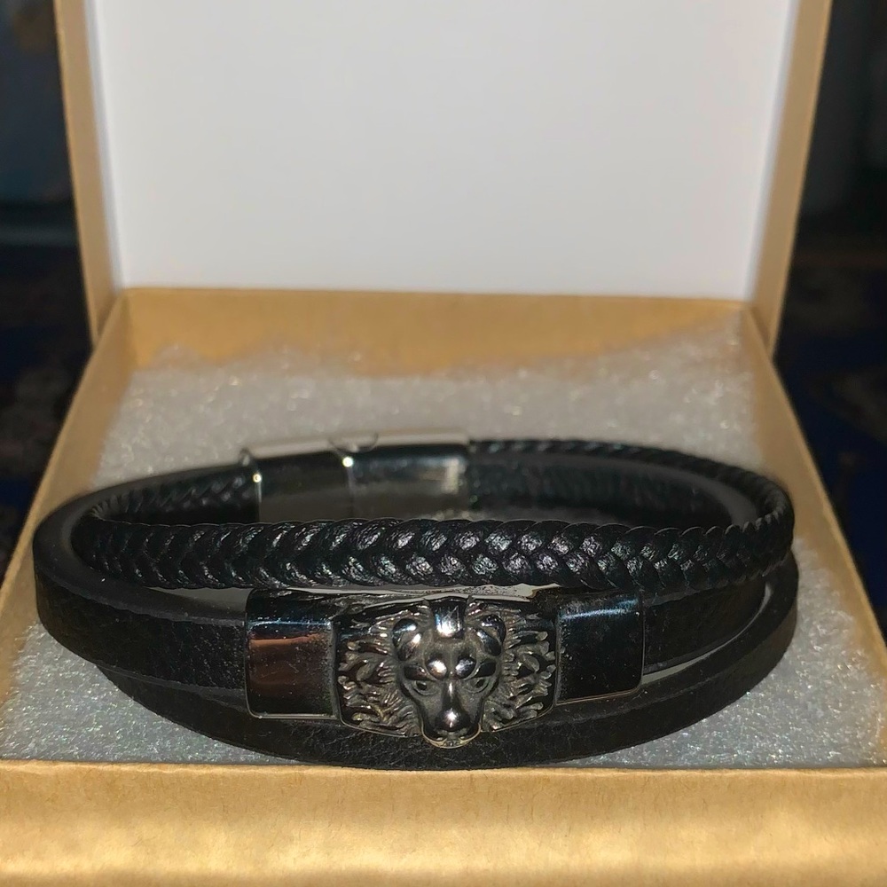 Mens Lion sterling steel bracket.